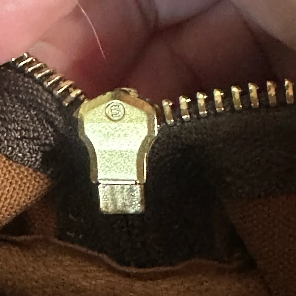 - Louis Vuitton authentic Speedy 30 vintage. With COA